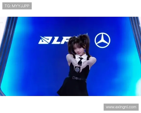 骆歆采访肩带滑落是真的吗?网友热议LPL主持人的专业度与风格争议 骆歆采访肩带滑落是真的吗?网友热议LPL主持人的专业度与风格争议